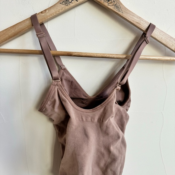 SKIMS Seamless Sculpt Thong Bodysuit Sienna Brown Womens Size S/M Shapewear NWOT - Picture 9 of 13